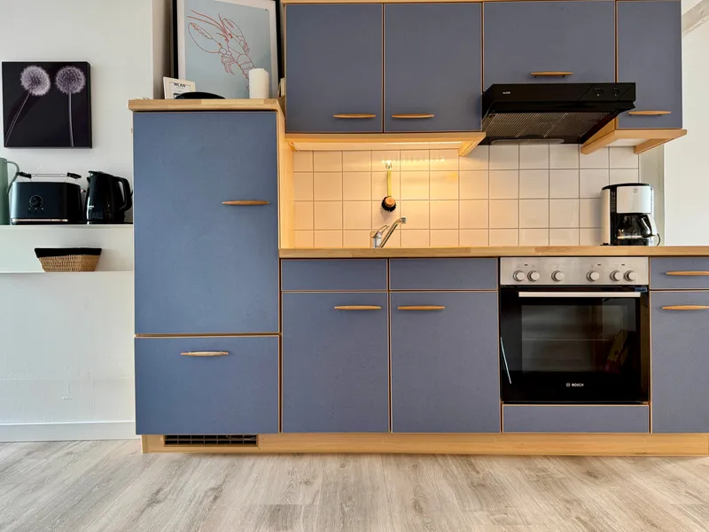 Einbauküche mit Backofen, Dunstabzug, Filterkaffeemaschine, Wasserkocher und Toaster
